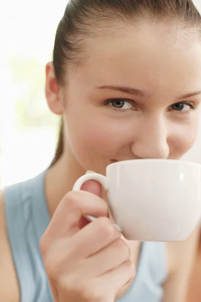 Kvinna Njuter Kopp Kaffe — Stockfoto