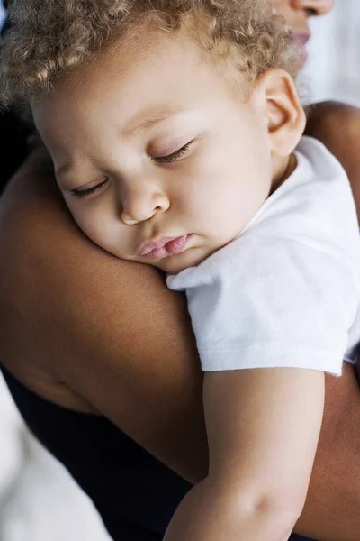 Menino Dormindo Ombro Sua Mãe — Fotografia de Stock