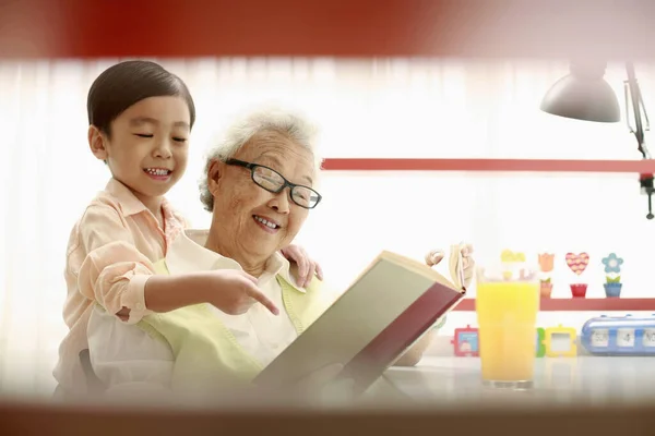 Jongen Oudere Vrouw Lezen Samen Boek — Stockfoto