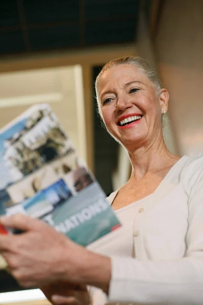 Woman Reading Travel Book — Stock Photo, Image