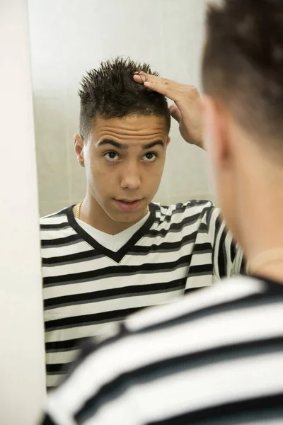 Chico Mirando Espejo Peinándose Pelo —  Fotos de Stock