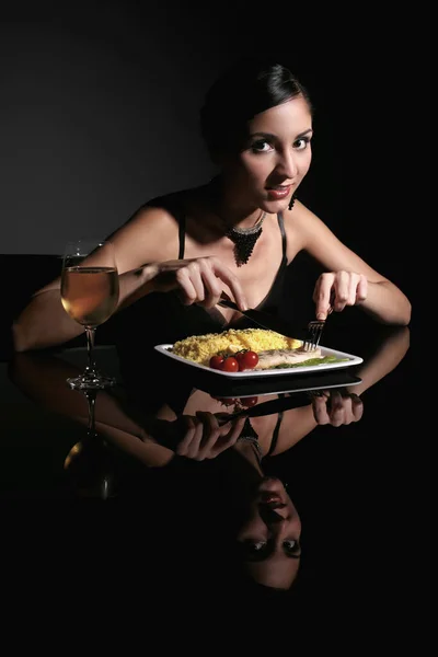 Mujer Comiendo Filete Pescado Frito Con Arroz Con Mantequilla Hierbas — Foto de Stock