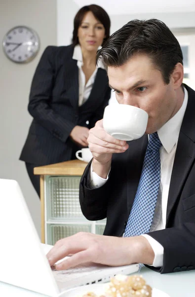 Geschäftsmann Trinkt Kaffee Während Mit Seiner Frau Hintergrund Den Laptop — Stockfoto