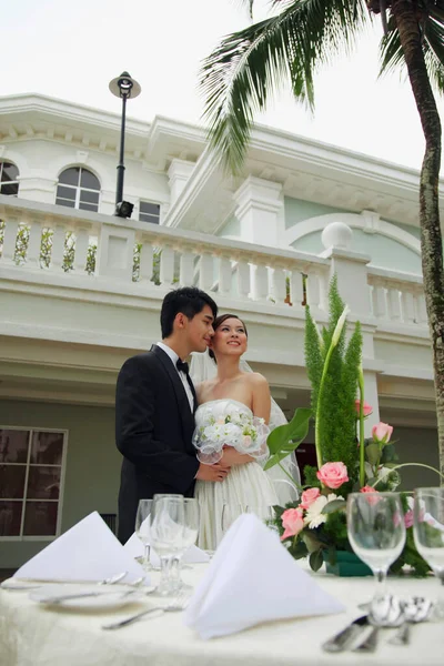 Braut Und Bräutigam Beim Hochzeitsempfang — Stockfoto