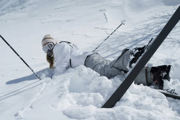 Mulher Cair Enquanto Esquia — Fotografia de Stock