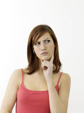 Beyaz arka planda düşünen kadın 