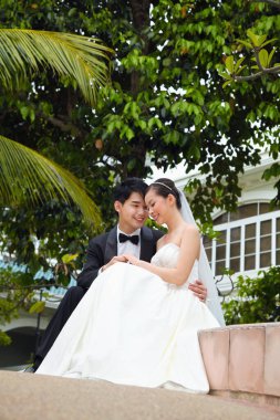 Köprü ve damat köprünün kenarında oturuyor.