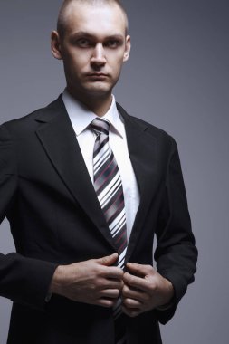 İş adamı kıyafetini düzeltiyor.