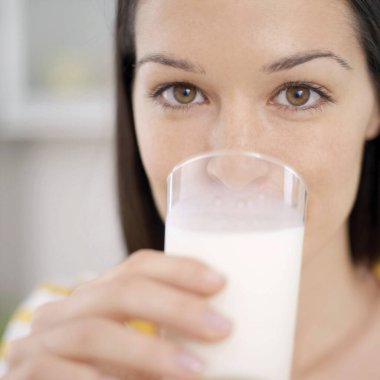 Bir bardak süt içen kadın.