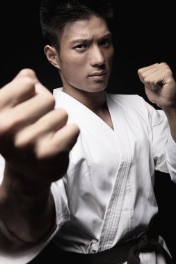 Adam karate yapıyor.