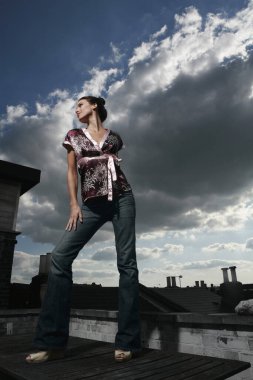 Kameraya poz veren kadın