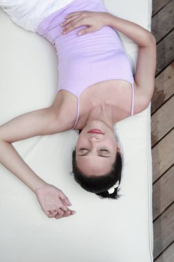 Kanepede uyuyan kadın