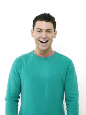 Mutlu Adam beyaz arka planda gülümsüyor 