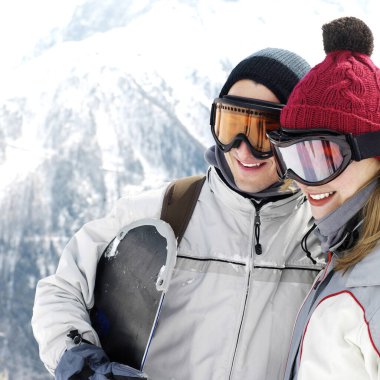 Sıcak giyimli ve kayak gözlüklü bir çift.