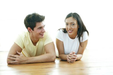 Yere uzanmış gülümseyen bir çift.