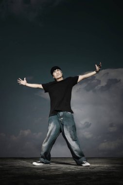 Genç adam kameraya poz veriyor.