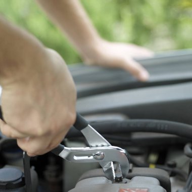 Adamın eli penseyle ceviz oluyor.