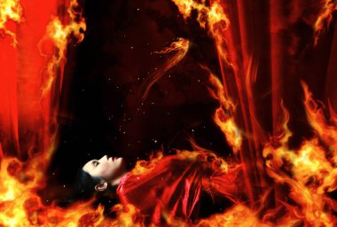 Ateş kırmızı bornozlu uyuyan bir kadını içine çekiyor.