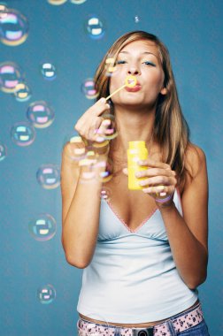 Kabarcık çıkaran bir kadın stüdyo arka planı