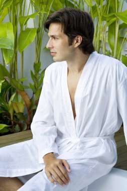 Sağlık merkezindeki bornozlu adam.