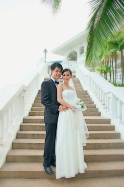 Gelin ve damat merdivenlerde poz veriyor.