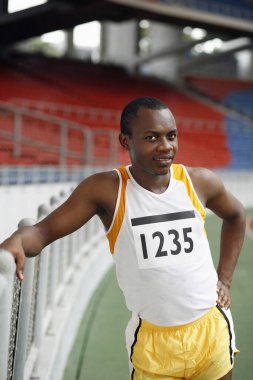 Kameraya poz veren adam.