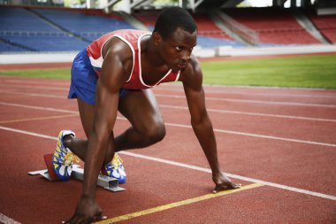 Koşu parkurunda başlangıç konumunda bir adam