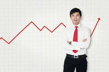 İşadamı kollarını kavuşturmuş, çizginin önünde duruyor.