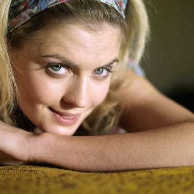 Kameraya gülümseyen kadın.