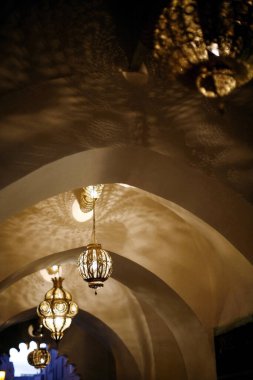 Tavanda ışıklar var.