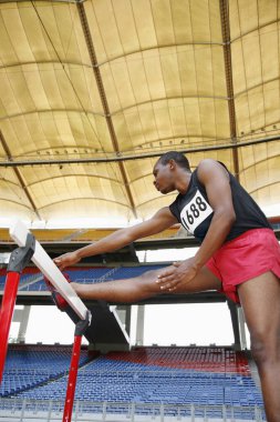 Adam esneme hareketi yaparken bacağını dinlendiriyor.