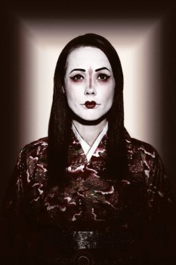 Aşırı makyajlı bir kadının portresi.