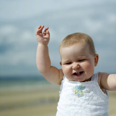 Bebeğim eğleniyor.