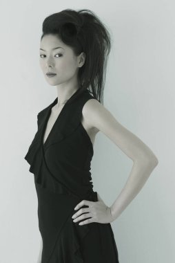 Siyah beyaz bir kadın resmi.