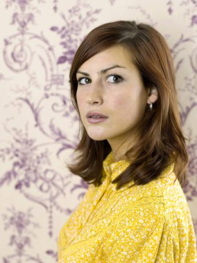 Kameraya bakan bir kadın, stüdyo çekimi.