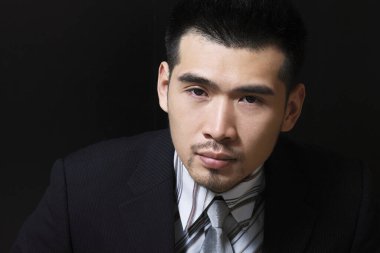 İş adamı kameraya bakıyor.