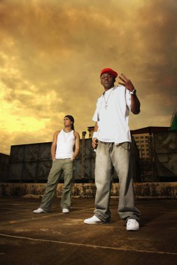 Kameraya poz veren adamlar.