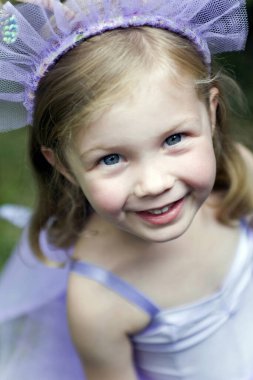 Bale elbisesi giymiş küçük bir kızın yüksek açılı görüntüsü