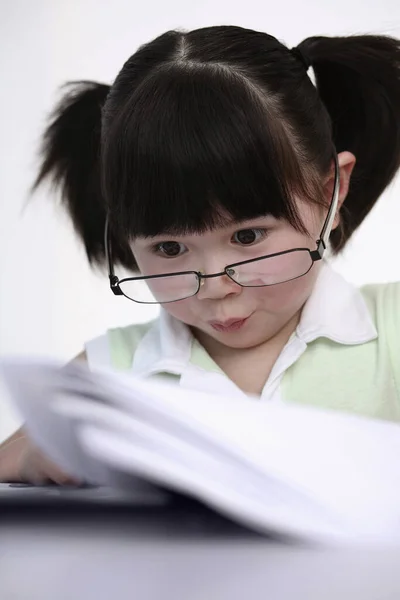 Menina Com Óculos Olhando Para Documentos — Fotografia de Stock