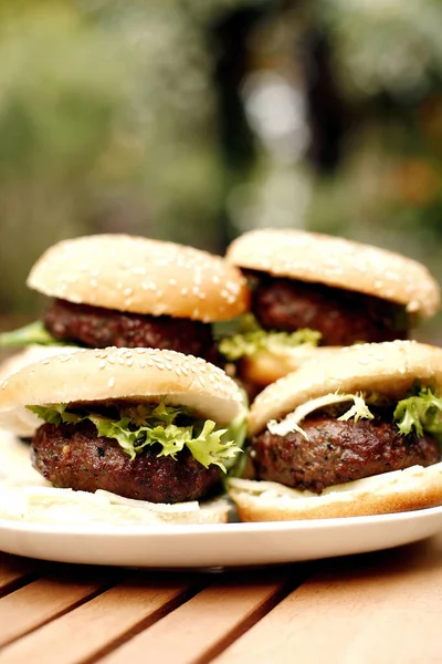 Burger Mit Steak Drinnen — Stockfoto
