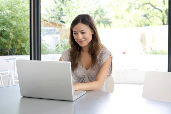 Młoda Kobieta Korzystająca Laptopa — Zdjęcie stockowe