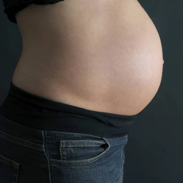 Vista Lateral Del Estómago Una Mujer Embarazada — Foto de Stock