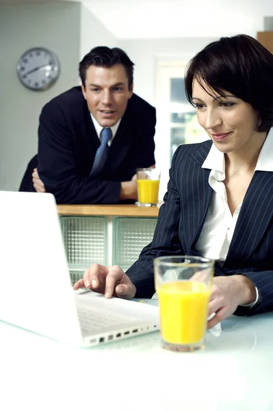 Businesswoman Using Laptop Her Husband Background — Stock Photo, Image