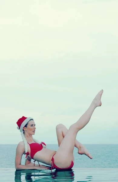 Una Signora Caucasica Bikini Rosso Seduta Sulla Spiaggia Con Una — Foto Stock