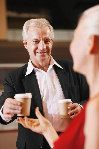 Empresario Entregando Empresaria Una Taza Café — Foto de Stock