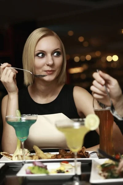 Mujer Disfrutando Cena —  Fotos de Stock