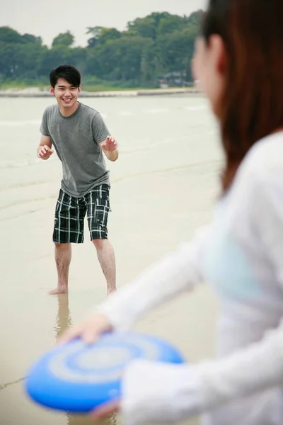 Uomo Donna Che Giocano Con Disco Volante Sulla Spiaggia — Foto Stock