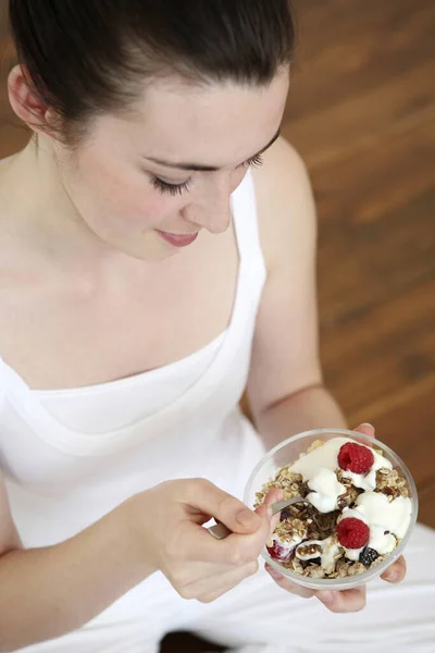 Mujer Sosteniendo Tazón Cereal Desayuno Con Frambuesas — Foto de Stock