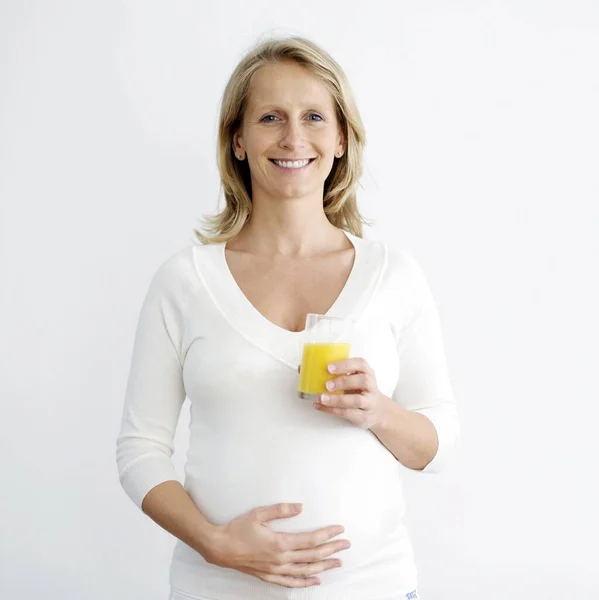 Gravid Kvinna Med Ett Glas Apelsinjuice — Stockfoto