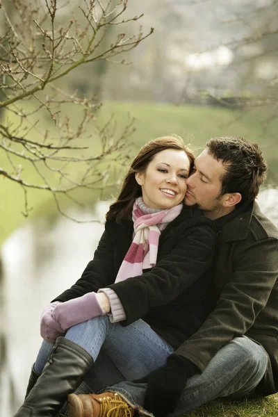 Casal Feliz Sentado Junto Lago — Fotografia de Stock